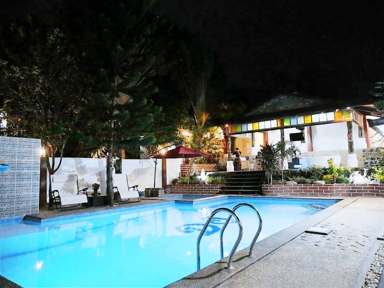 Vacation home with pool & jacuzzi | Pets allowed — photo 4