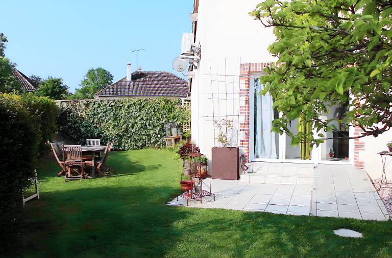 Vacation home with BBQ, patio & garden | Garden view — photo 2