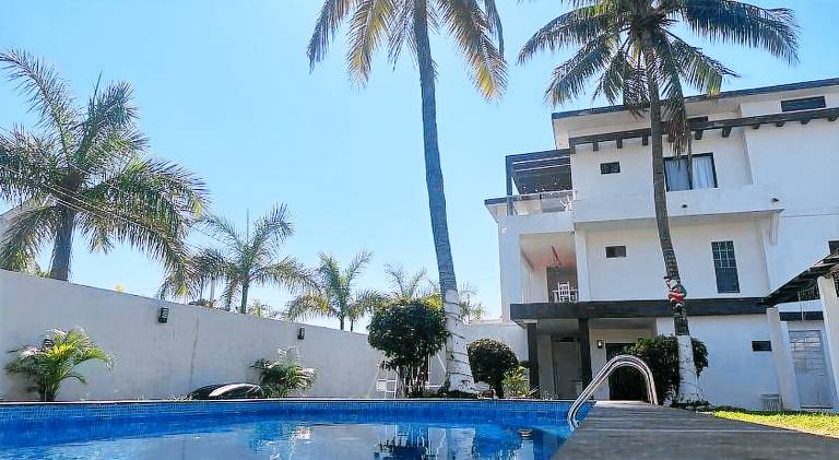 Apartment with pool — photo 4