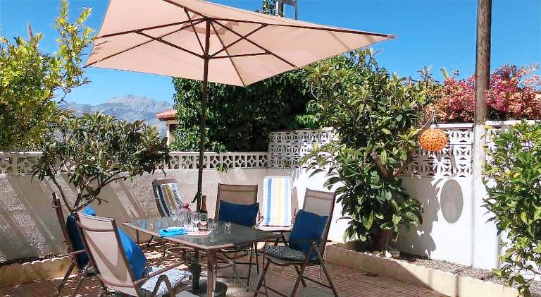 Holiday apartment with pool, garden & patio in L'Alfas del Pi