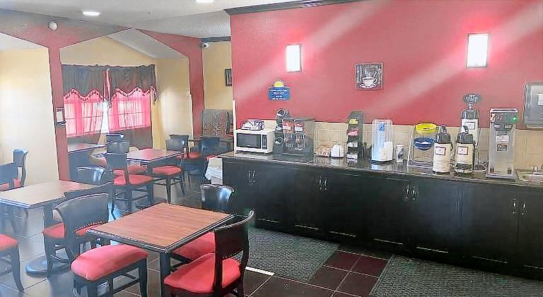 Days Inn & Suites by Wyndham Hutchinson — photo 3