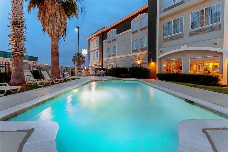 La Quinta Inn & Suites by Wyndham Seguin — photo 3
