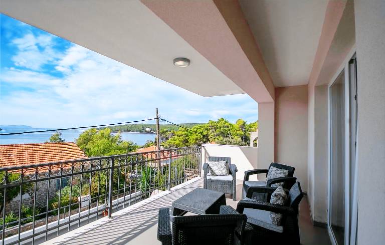 Villa with BBQ, yard & patio | Dogs allowed — photo 5