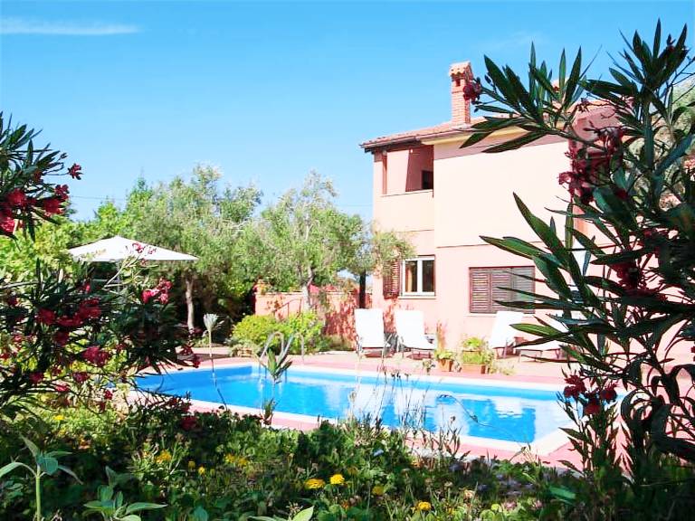 Vacation home with private pool, yard & patio — photo 2