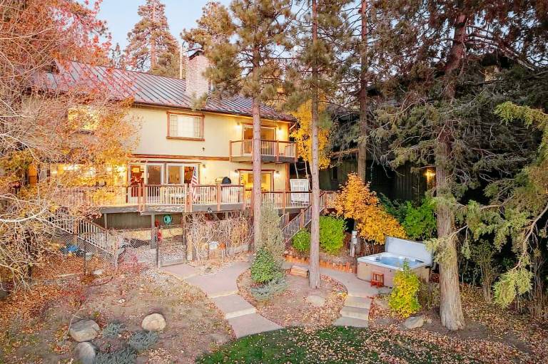 Water''s Edge, amazing lakefront property, hot tub, relax and enjoy! — photo 4