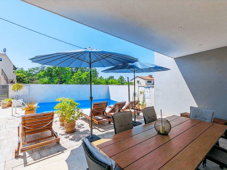 House with BBQ, jacuzzi & patio — photo 2