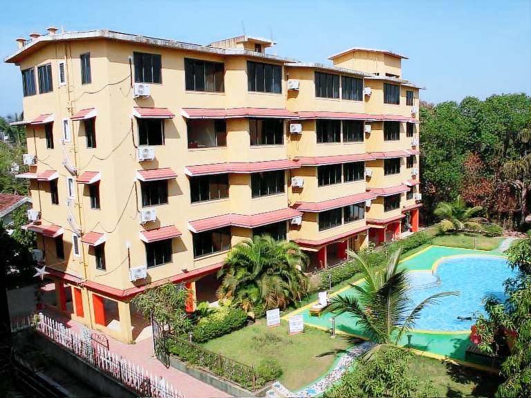 Serviced apartment with yard & pool in Anjuna