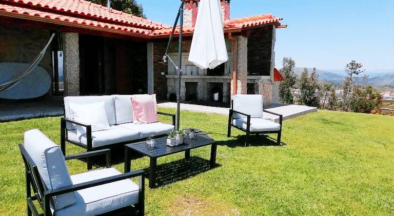 Vacation home with yard, BBQ & terrace — photo 4
