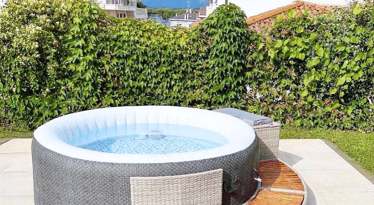 Big villa with hot tub, garden & patio | Close to the beach | Pets are welcome — photo 3