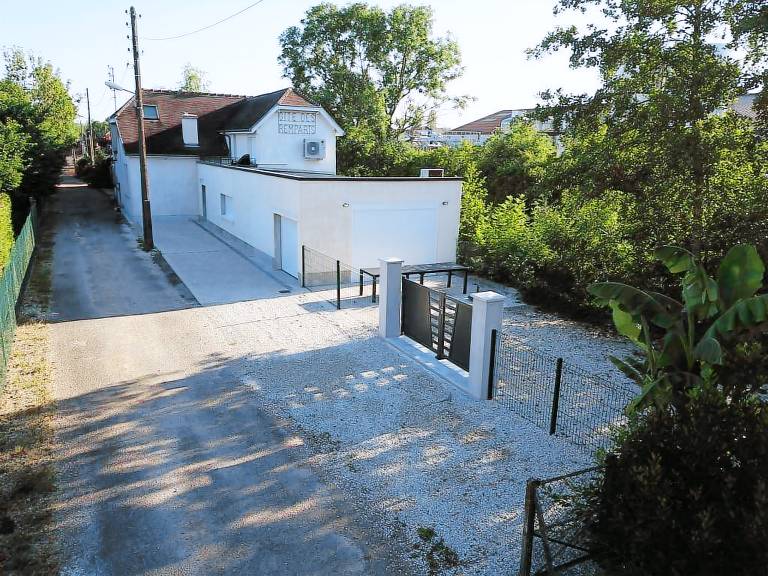 Gite with garden, terrace & barbecue in Troyes