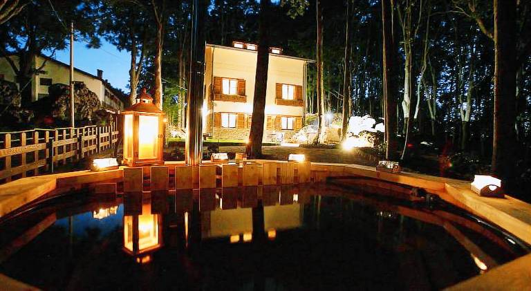 Chalet with grill, hot tub & patio — photo 5