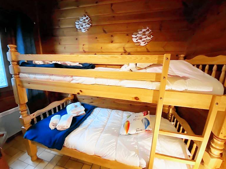 Chalet with yard, BBQ & jacuzzi — photo 5
