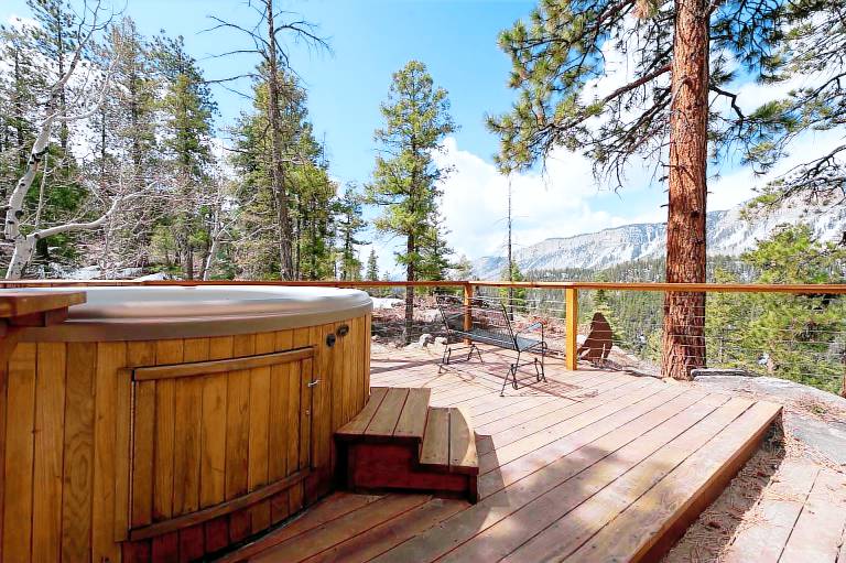 Luxury Home - Huge Deck - Great Views - Hot Tub/Fire Table - 2 Miles to Purg — photo 5