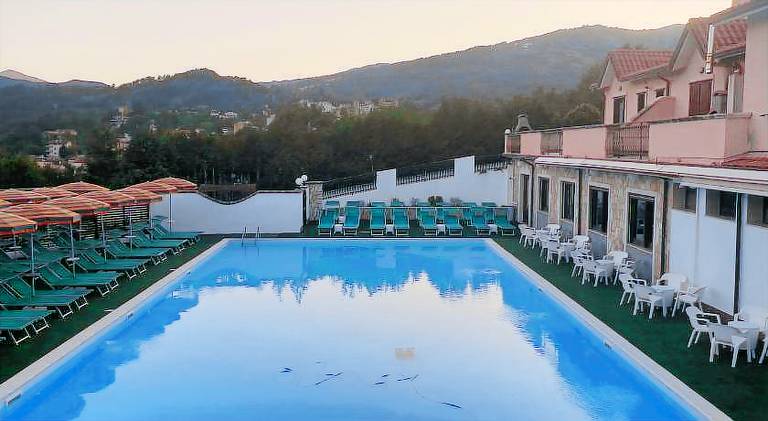 Serviced apartment with terrace, barbeque & private pool | Pet-friendly — photo 4