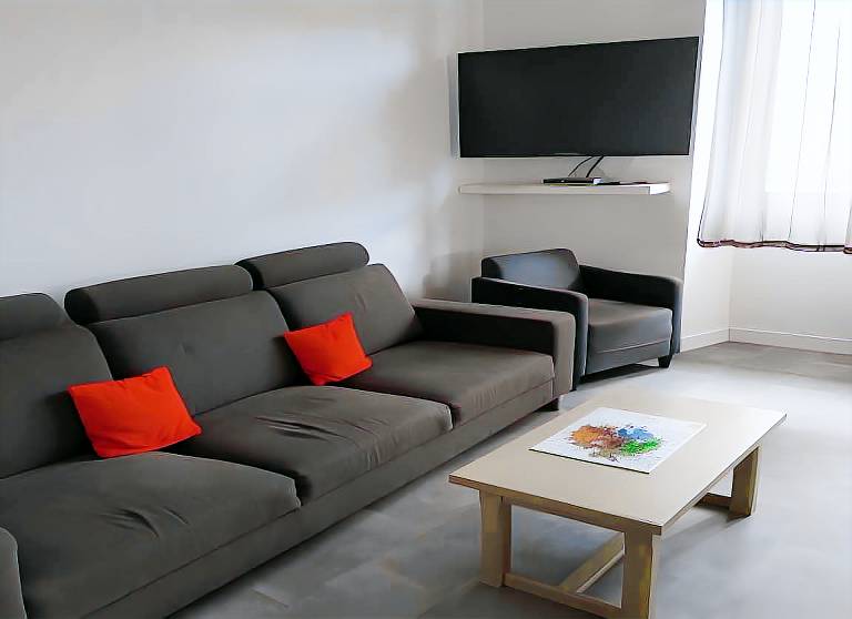 Grand Gîte Apartment with Mountain View, Shared Pool, and Wi-Fi — photo 3