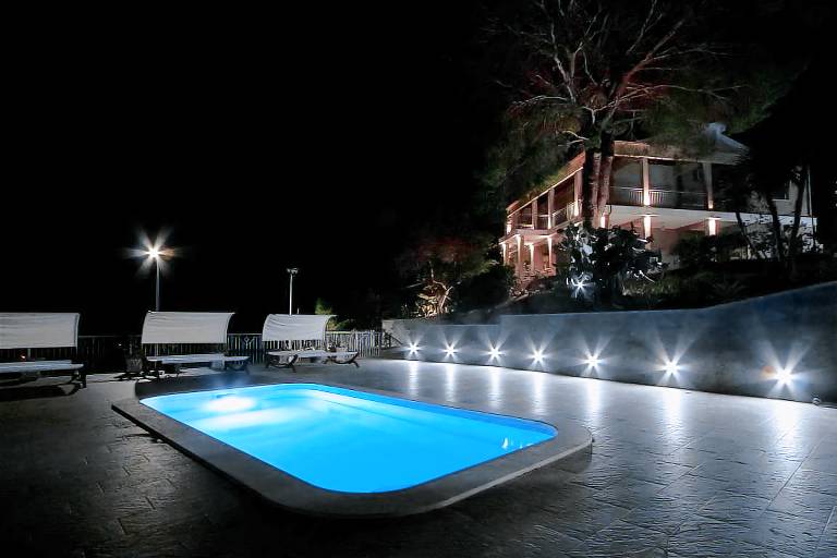Apartment with barbeque, pool & garden | Garden view — photo 3