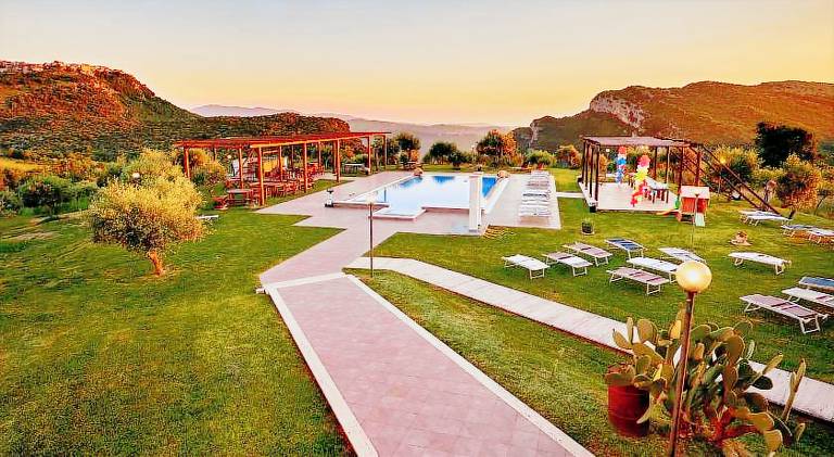 Family-friendly vacation home with pool, terrace & barbecue | Pet-friendly — photo 4
