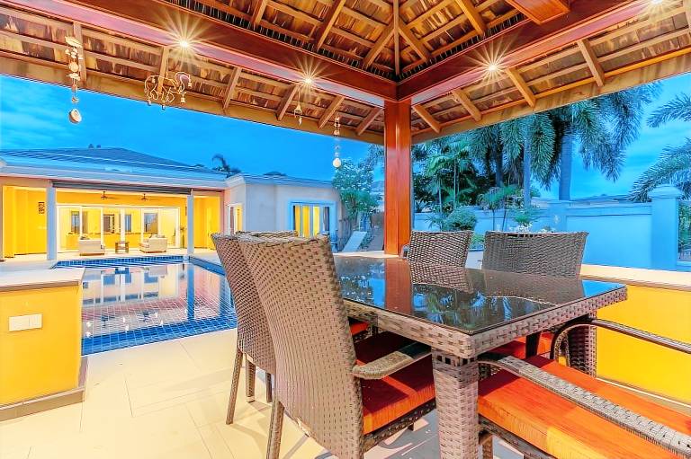 Mew luxury pool villa king bed — photo 3