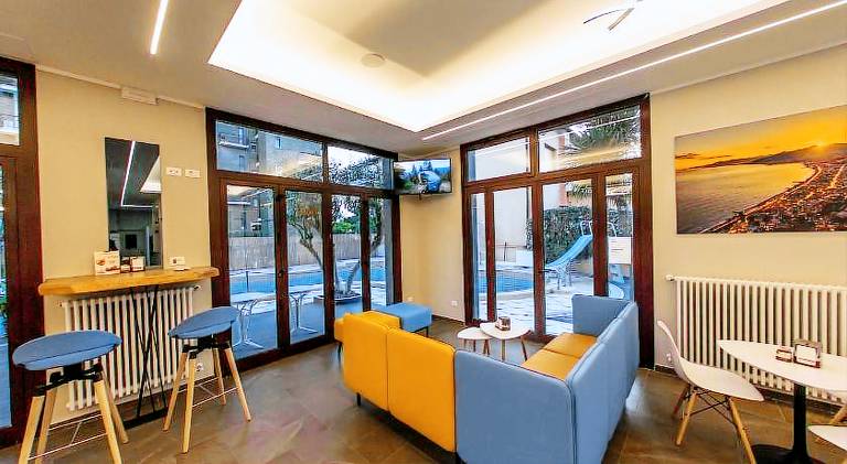 Serviced apartment with pool, garden & patio — photo 3