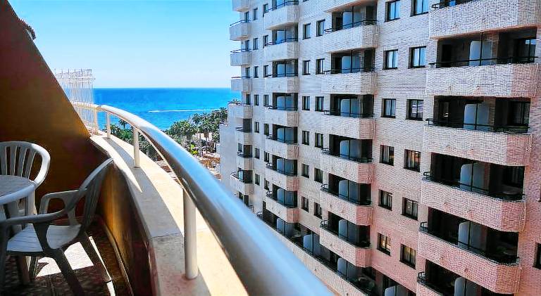 Apartment with pool — photo 4