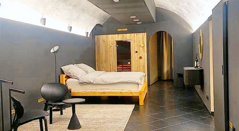 Apartment with pool & hot tub | Near Prague Castle | Pet-friendly — photo 5