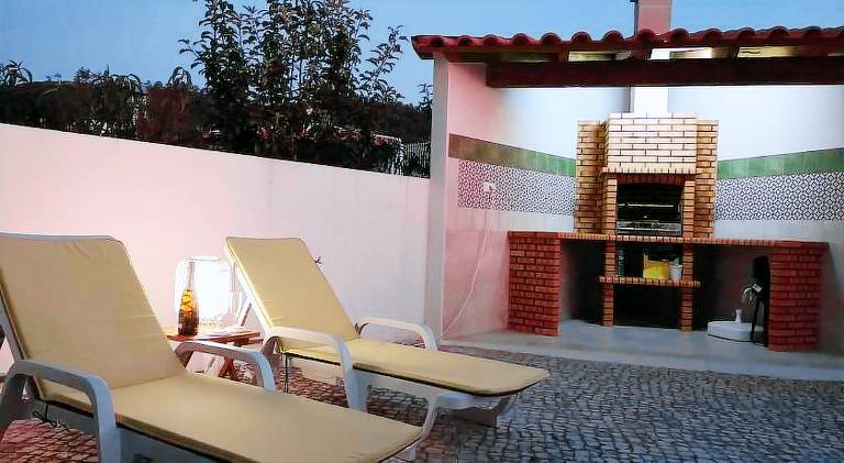 Vacation home with patio & barbeque — photo 3