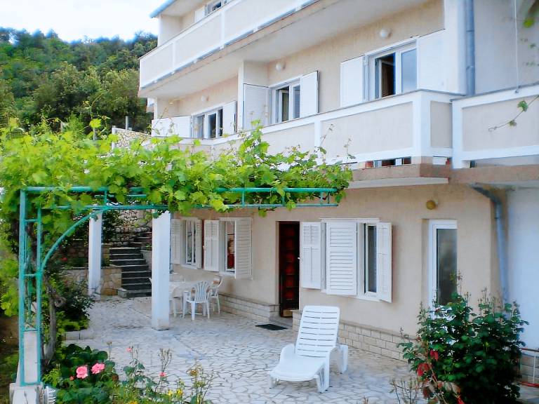 Holiday apartment with terrace, barbecue & yard — photo 2