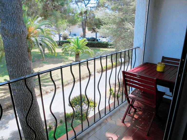 Apartment with pool — photo 4