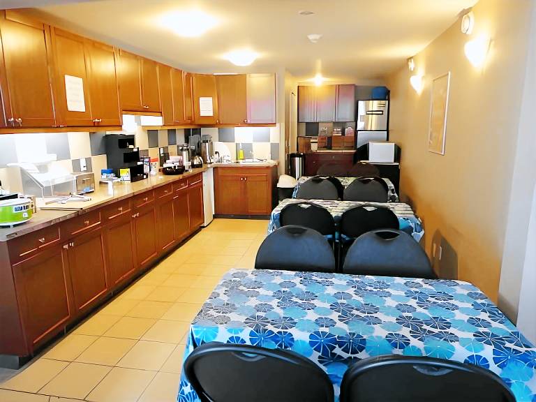 Econo Lodge Inn & Suites — photo 4