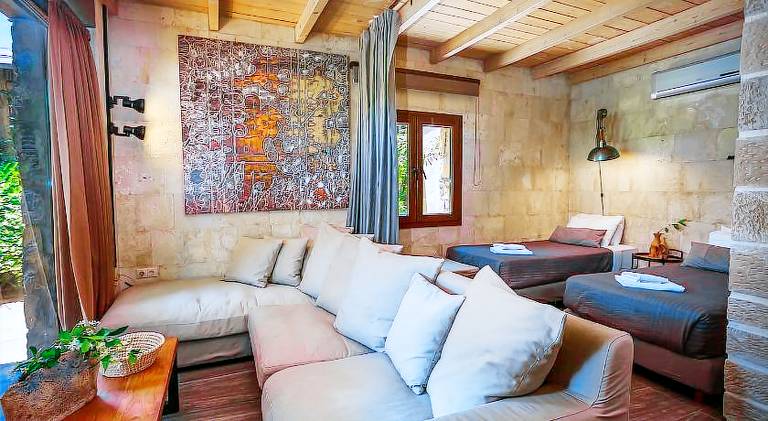Serviced apartment with pool, garden & patio | Pets are welcome — photo 2