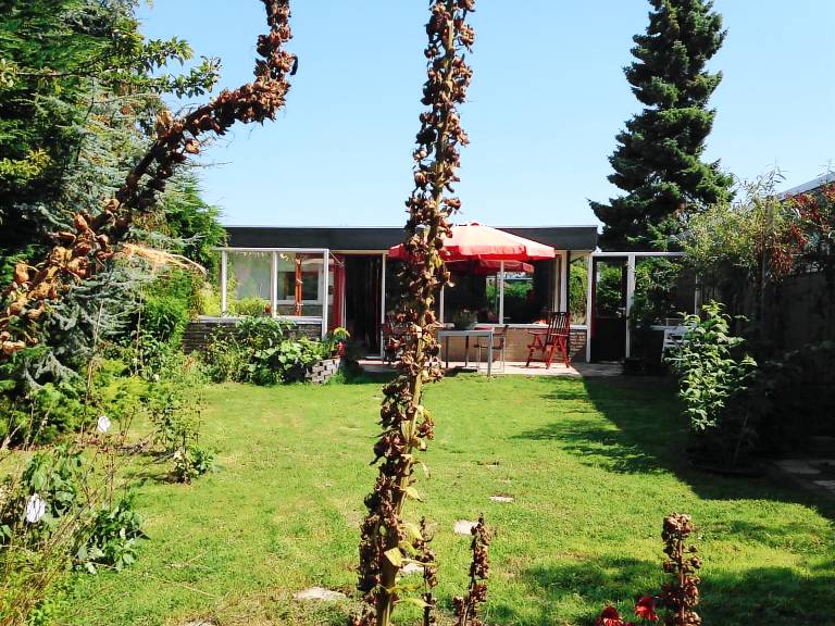 Cozy bungalow walking distance from the sea