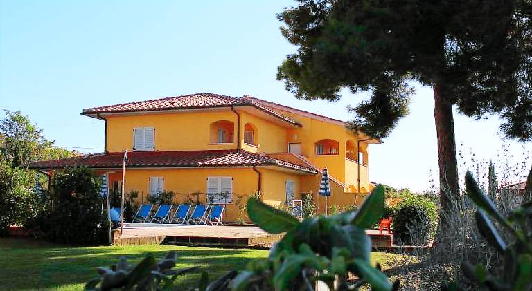 Serviced apartment with terrace, pool & grill | Pets allowed — photo 4