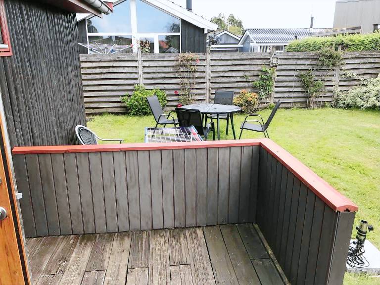 House with terrace & yard — photo 3