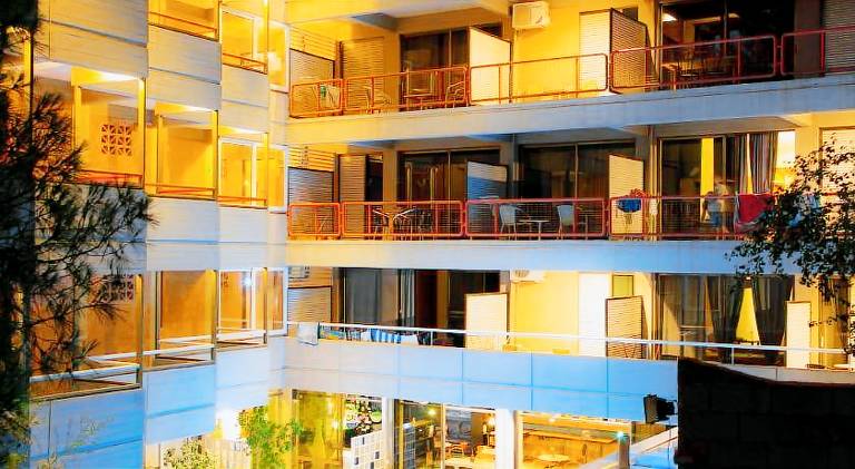 Serviced apartment with BBQ, pool & patio — photo 2