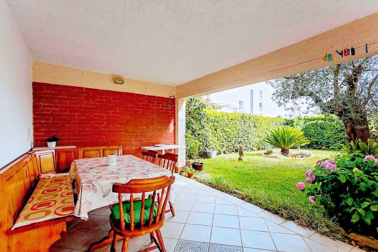 Holiday apartment with barbeque, patio & garden — photo 2