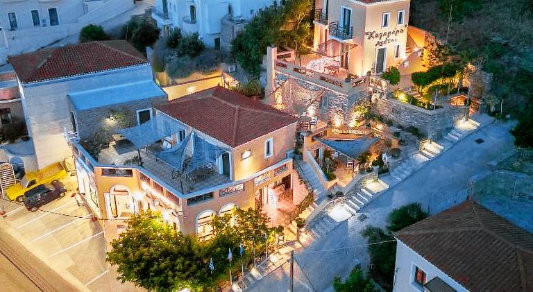 Apartment with yard & terrace in Andros