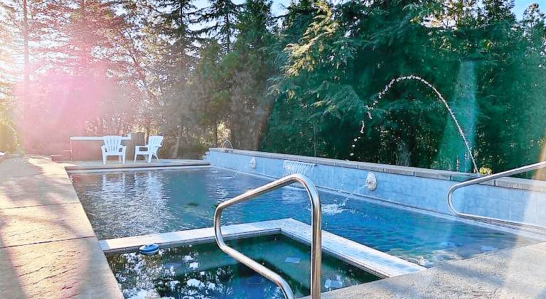 Vacation home with hot tub & pool in Oakhurst, CA