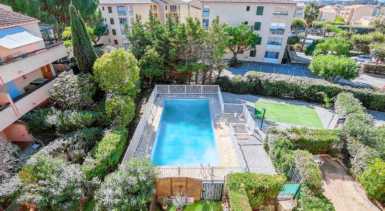 Holiday apartment with private pool & yard — photo 2
