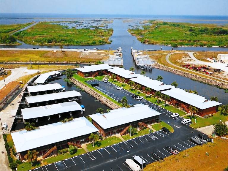 Condo  Clewiston