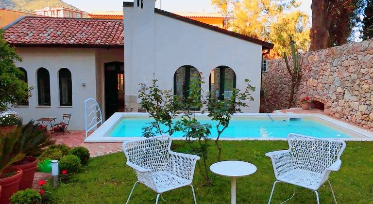 Villa with pool — photo 4