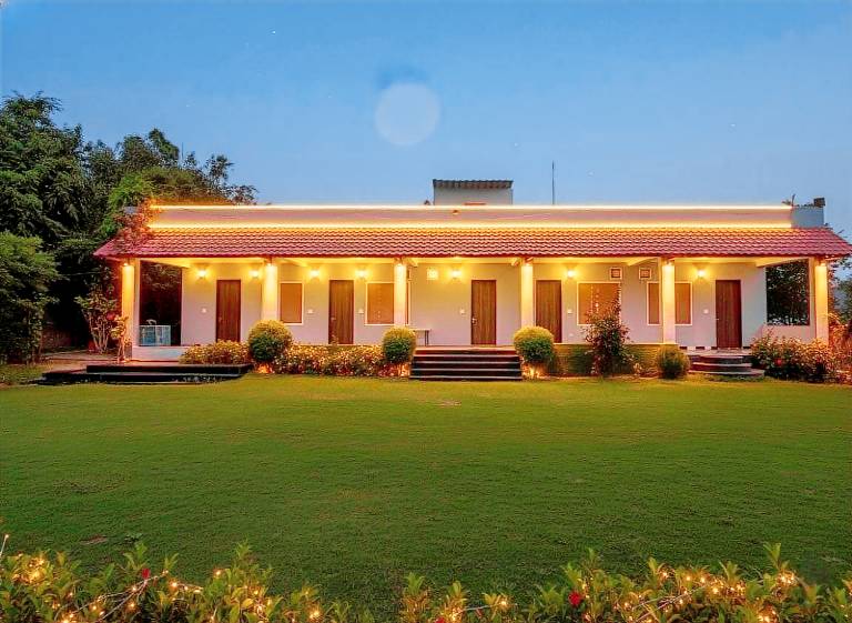 House with yard, barbecue & pool in Faridabad