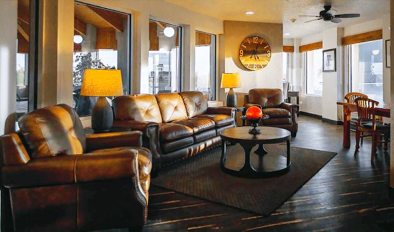 Ten Pin Inn & Suites — photo 2