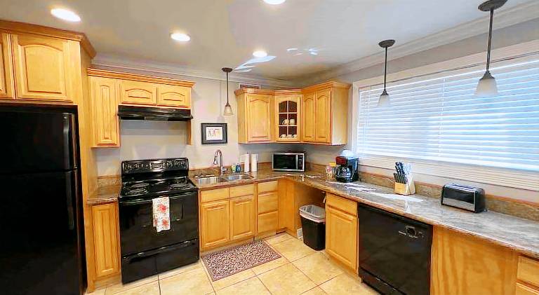 2 br Steps from Tiger Stadium — photo 4