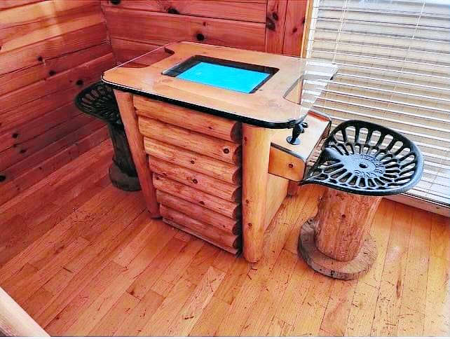 Cabin with barbeque, jacuzzi & pool | Mountain view — photo 5