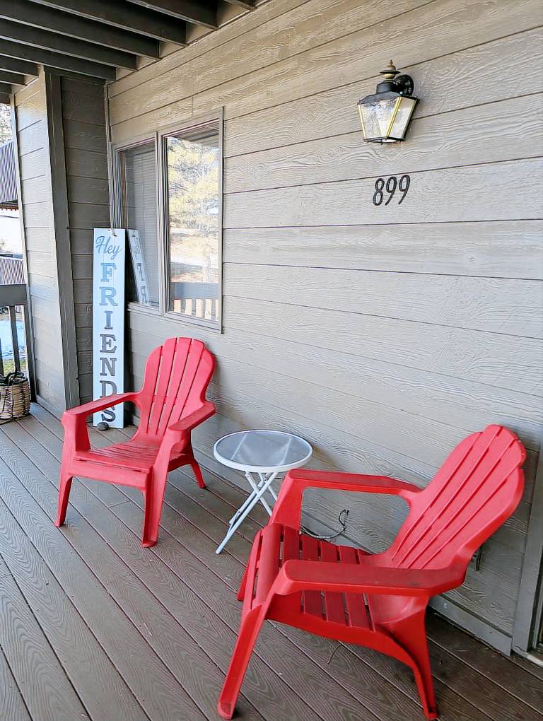 Condo with BBQ & pool | Mountain view — photo 3