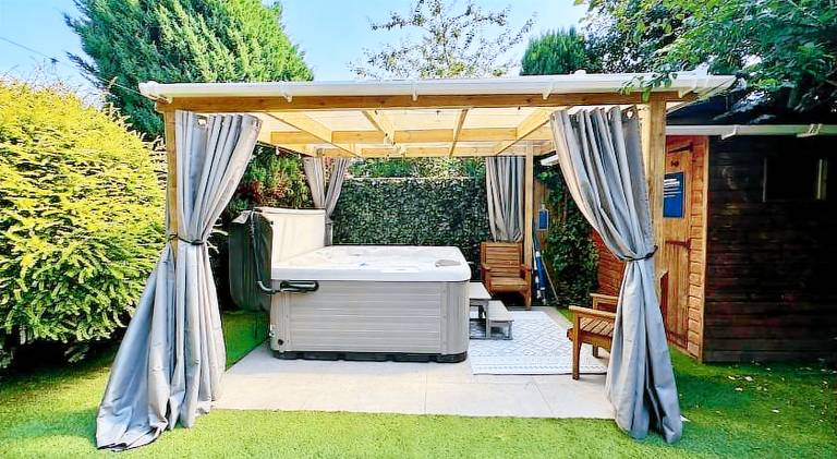 House with hot tub | Pets are welcome in Newcastle-upon-Tyne