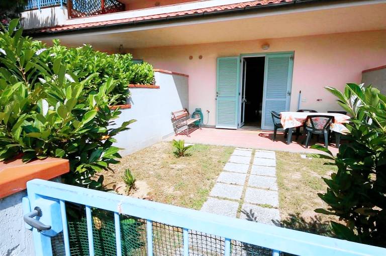 Holiday apartment with garden — photo 2