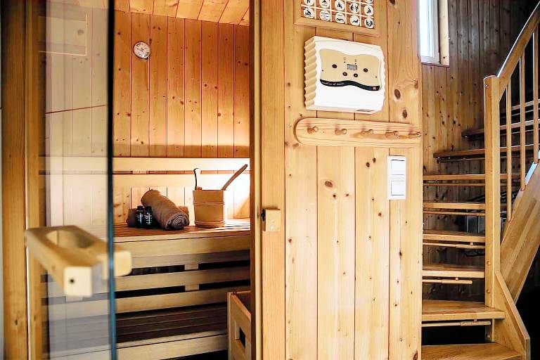 House with pool, sauna & patio | Ski nearby | Dogs allowed — photo 5