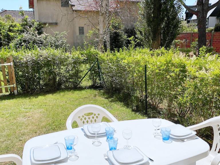 Cozy Garden-Level Studio Near Beach in Cabourg – Pet Friendly, Sleeps 4 — photo 2