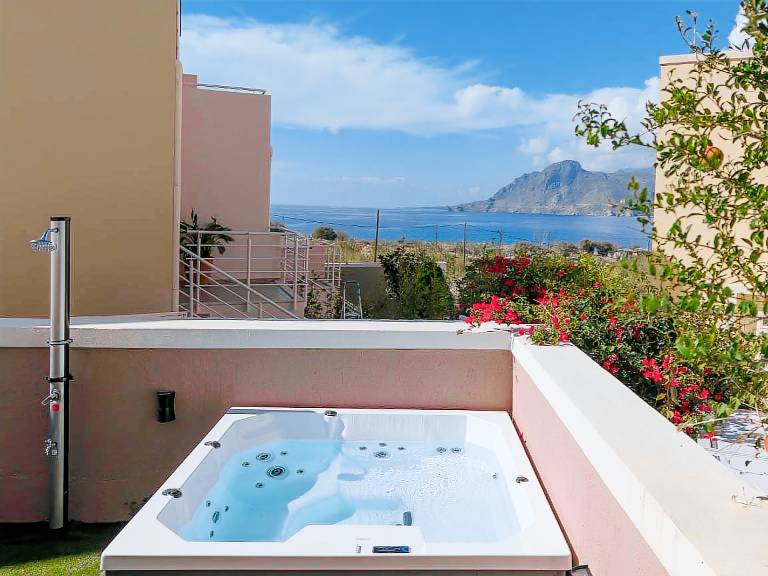 Villa with patio, garden & private pool — photo 3